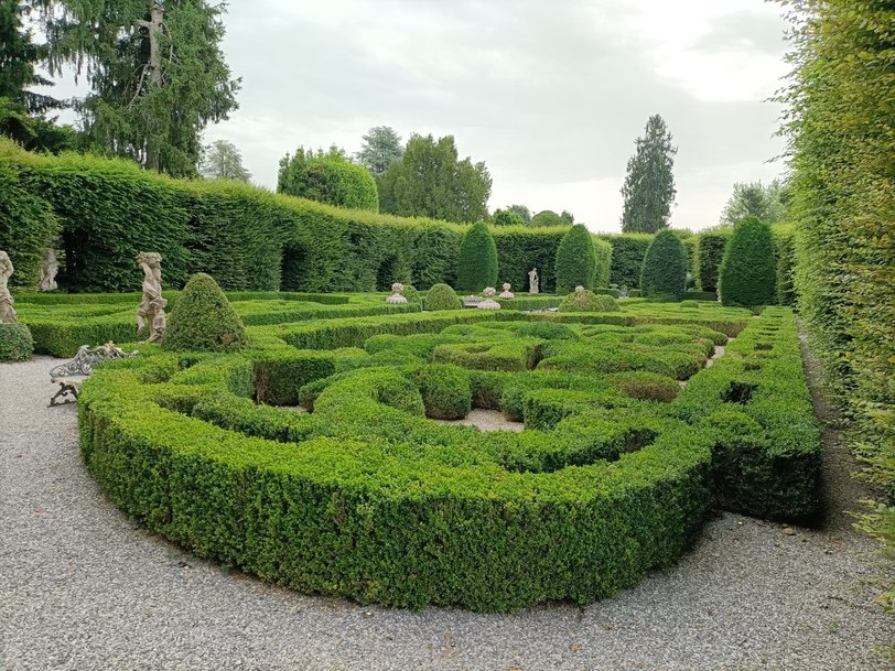 Une mini-pelle Yanmar ViO33-6 est utilisée quotidiennement dans un vaste parc qui entoure une villa du XVIIIe siècle à Cernusco Lombardone, en Lombardie (Italie)